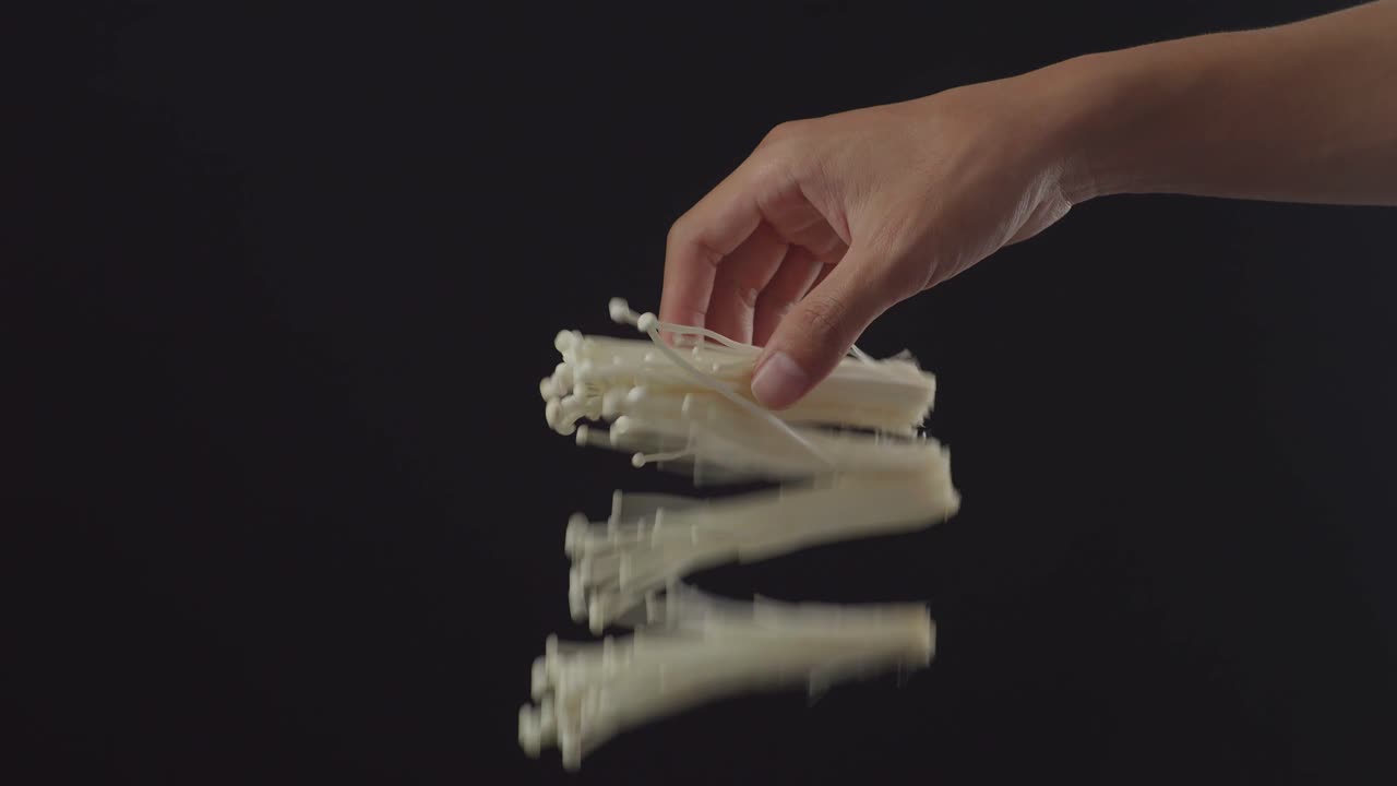 버섯 어리를 들고 있는 손