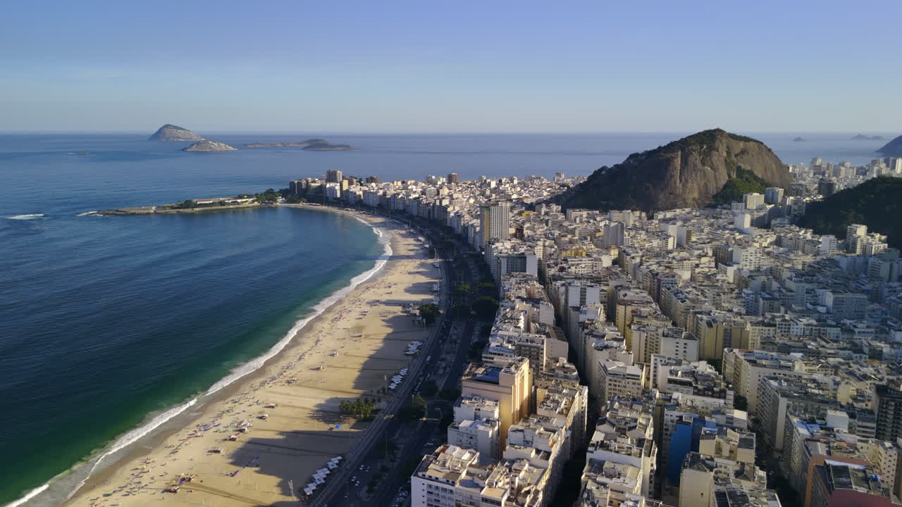 drone volando a lo largo del paisaje costero de la ciudad de copacabana, al atardecer en río de janeiro