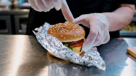 estoy preparando una hamburguesa gourmet.