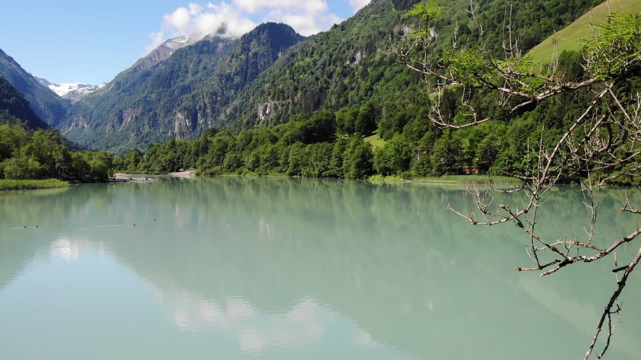 lago sereno de klammsee con densas montañas forestales en verano en kaprun, austria