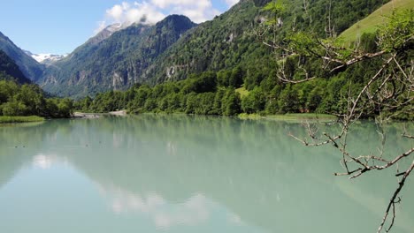 Lago-Sereno-De-Klammsee-Con-Densas-Montañas-Forestales-En-Verano-En-Kaprun,-Austria