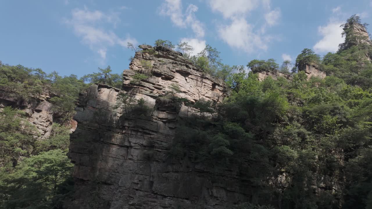 Paesaggio montano panoramico con formazioni rocciose uniche e fitta foresta