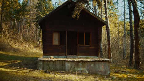 Alte-Verlassene-Ranch-In-Freier-Wildbahn-Mitten-Im-Nirgendwo,-Die-Sich-Vorwärts-Bewegt