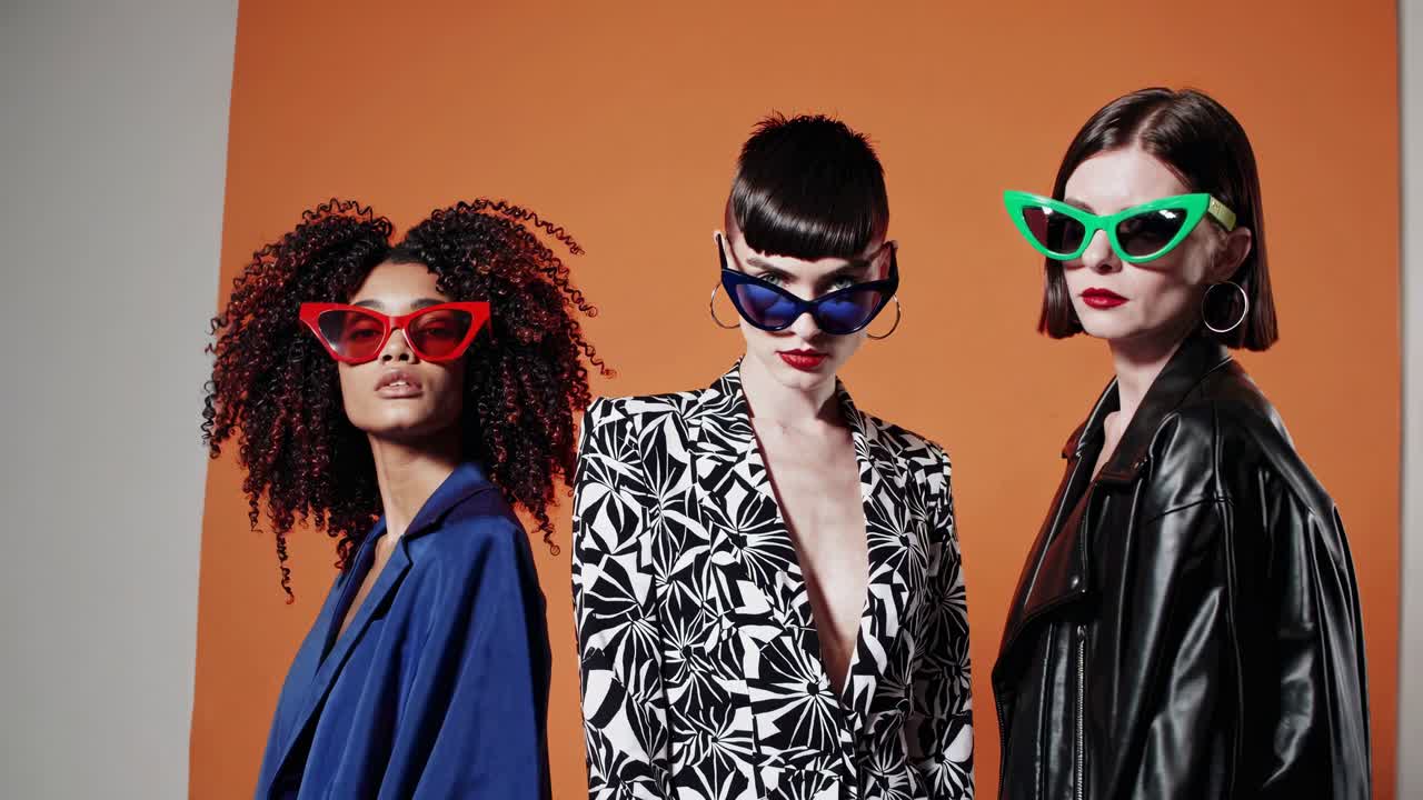 트렌디한 선글라스를 입은 세련된 여성