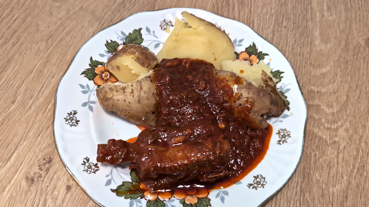 fotografía de cerca de pollo estofado casero con patatas hervidas y salsa de tomate