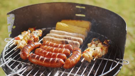 Würstchen-Maiskolben-und-Kebabs-Grillen-Auf-Einem-Grill