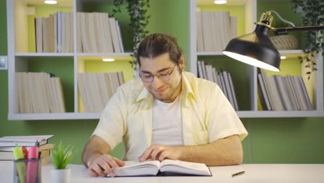 estudiante masculino inteligente y inteligente.