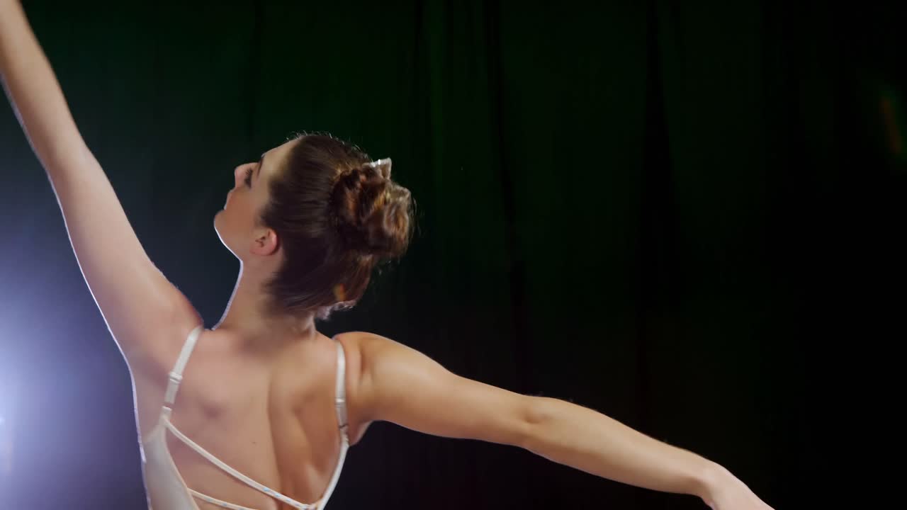 발레 댄스를 연습하는 발레리나 4k