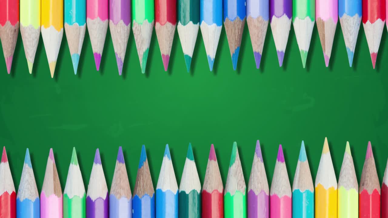 animación de lápices de colores contra un fondo verde