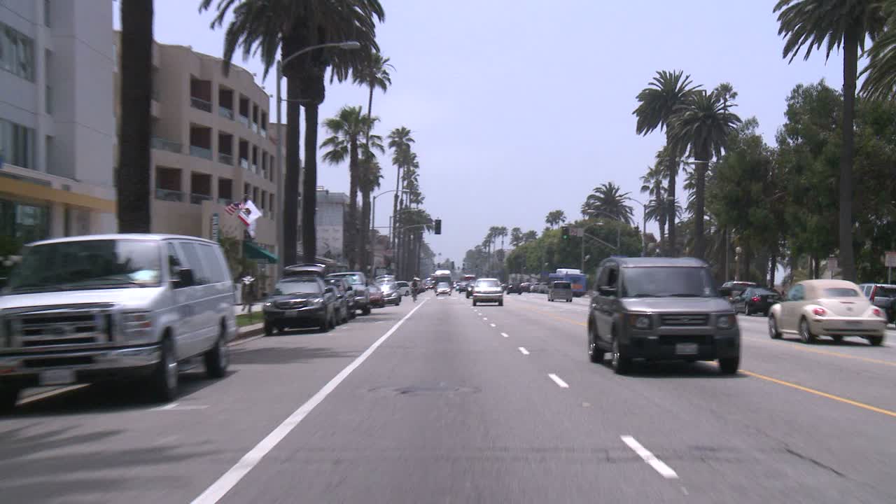 un auto viaja a lo largo de una calle en santa monica california como se ve a través de la ventana trasera 2