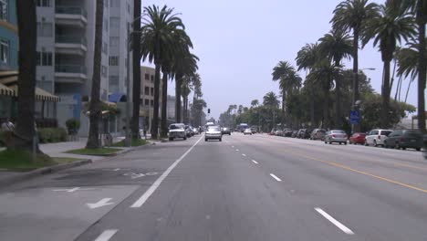 Un-Automóvil-Viaja-A-Lo-Largo-De-Una-Calle-En-Santa-Monica-California-Como-Se-Ve-A-Través-De-La-Ventana-Trasera-2