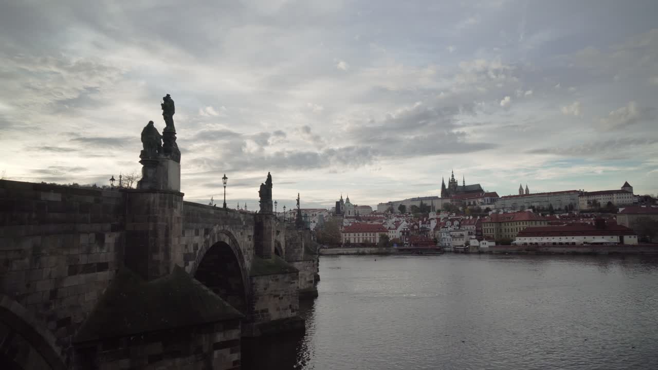 puente charles o karluv vista de gran angular más lateral, panorámica a la derecha, día sin gente
