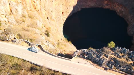 Un-Sobrevuelo-Al-Borde-Del-Lago-Rojo,-El-Sumidero-Más-Grande-De-Europa