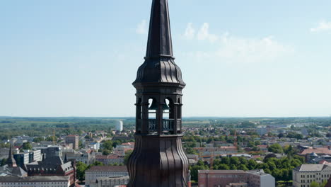 Bahn-Um-Den-Kirchturm-Geschossen-Stahllaterne-Mit-Glocke.-Luftaufnahme-Der-Stadt-Schwenken