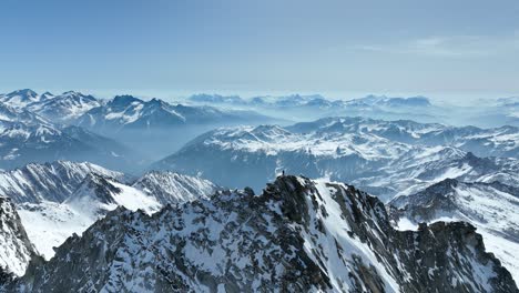 montañero en un pico rocoso en invierno en los alpes del sur del tirol