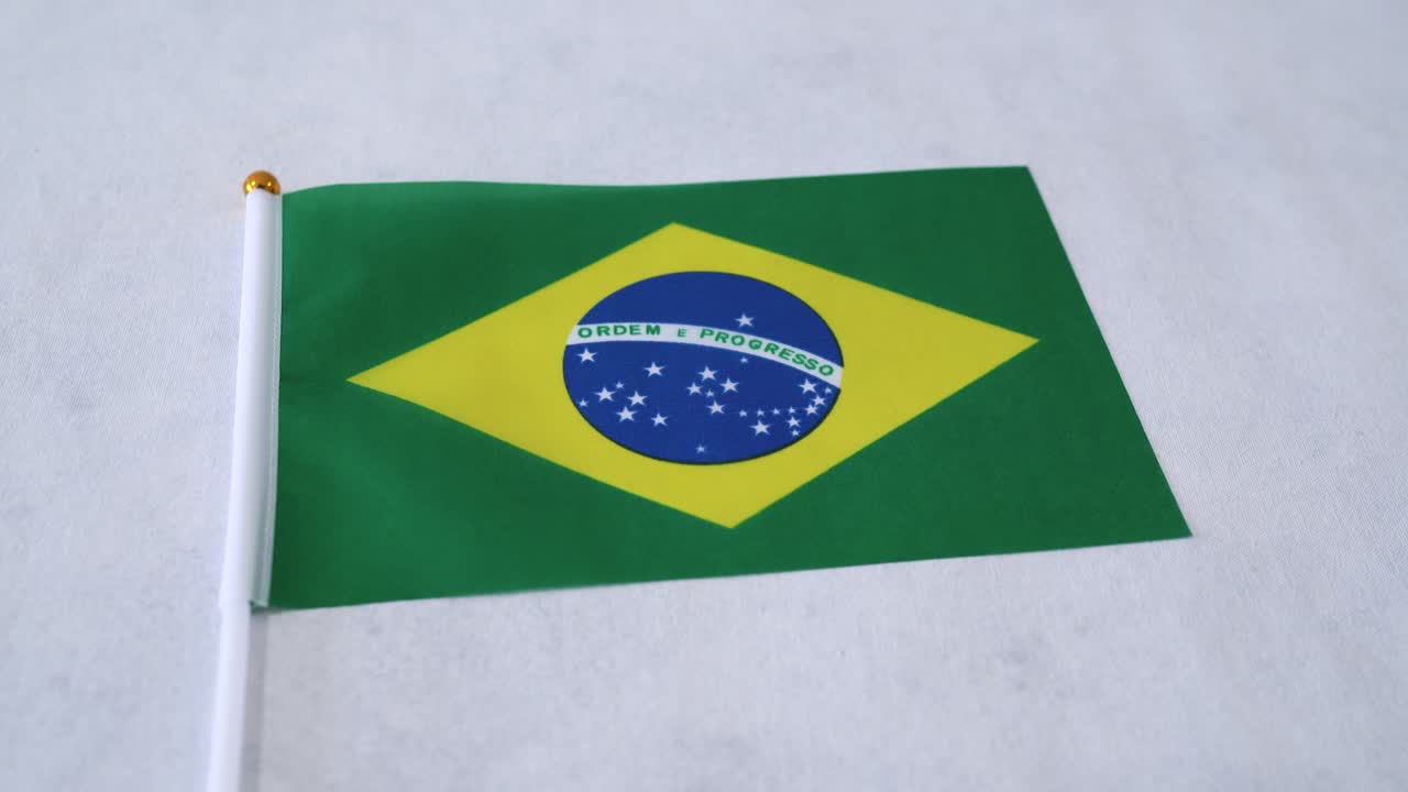 Bandeira da República Federativa do Brasil em fundo branco. Conceito de bandeira da América do Sul.