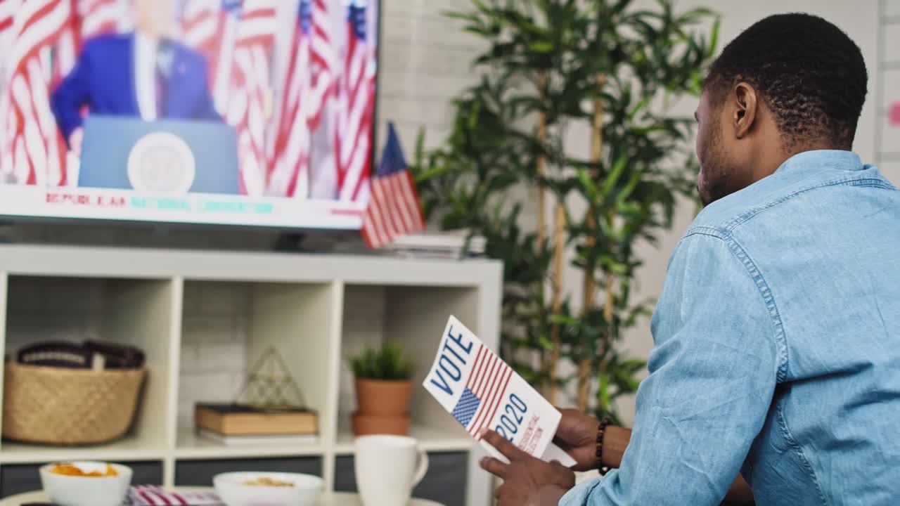 video de un hombre interesado en ver la televisión de las elecciones de ee.uu.