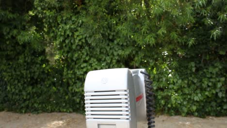 unidad vintage en altavoces de película magra en fondo tropical retro