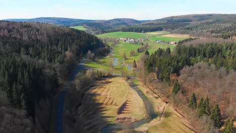 natürlicher fluss, der das tal hinunterfließt