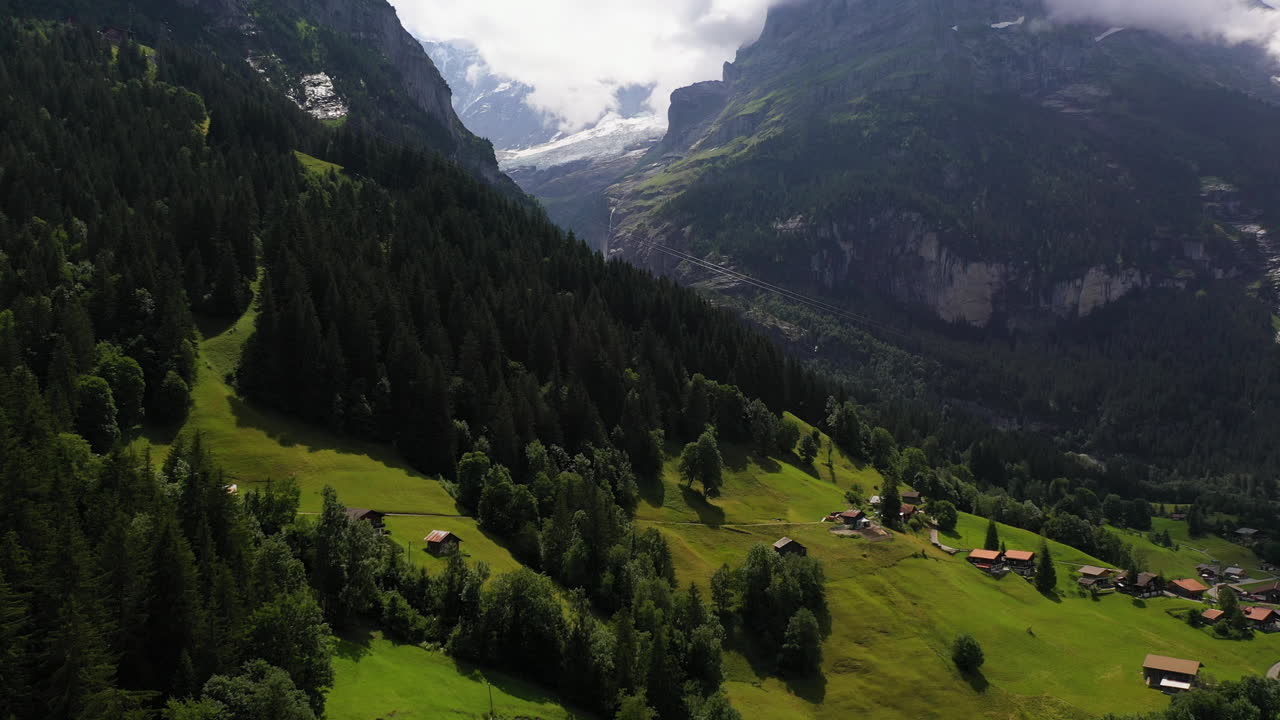 toma de drones de grindelwald, un pueblo en los alpes berneses de suiza, con las montañas al fondo