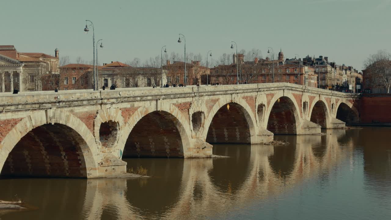 Storico Ponte Neuf sul fiume Garonna a Tolosa, Francia