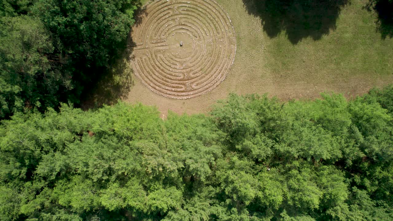 laberinto cristiano meditación bosque jardín oasis, vista aérea de drones desde arriba