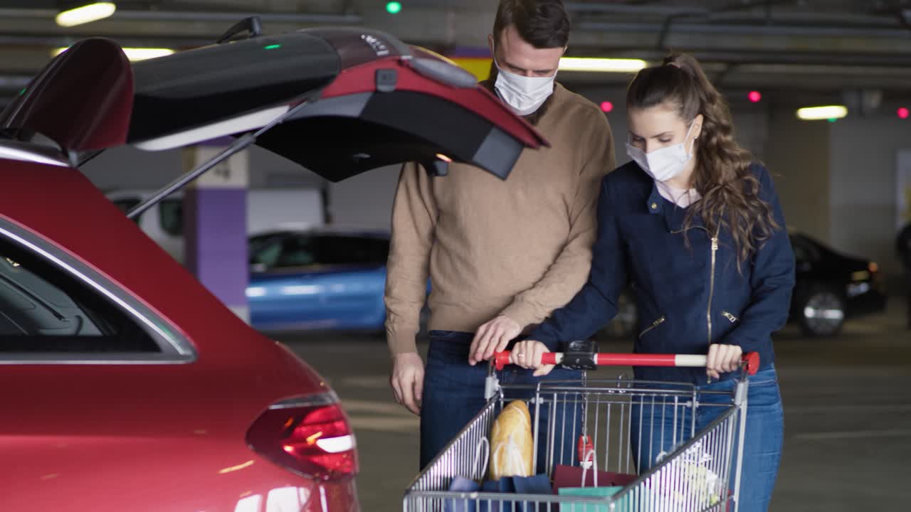 vídeo de um casal a fazer compras num carro durante uma pandemia