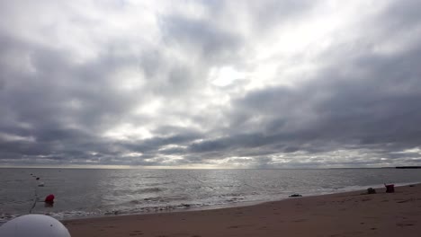 Día-De-Playa-Nublado-Con-Cubos-Y-Palas-En-La-Playa