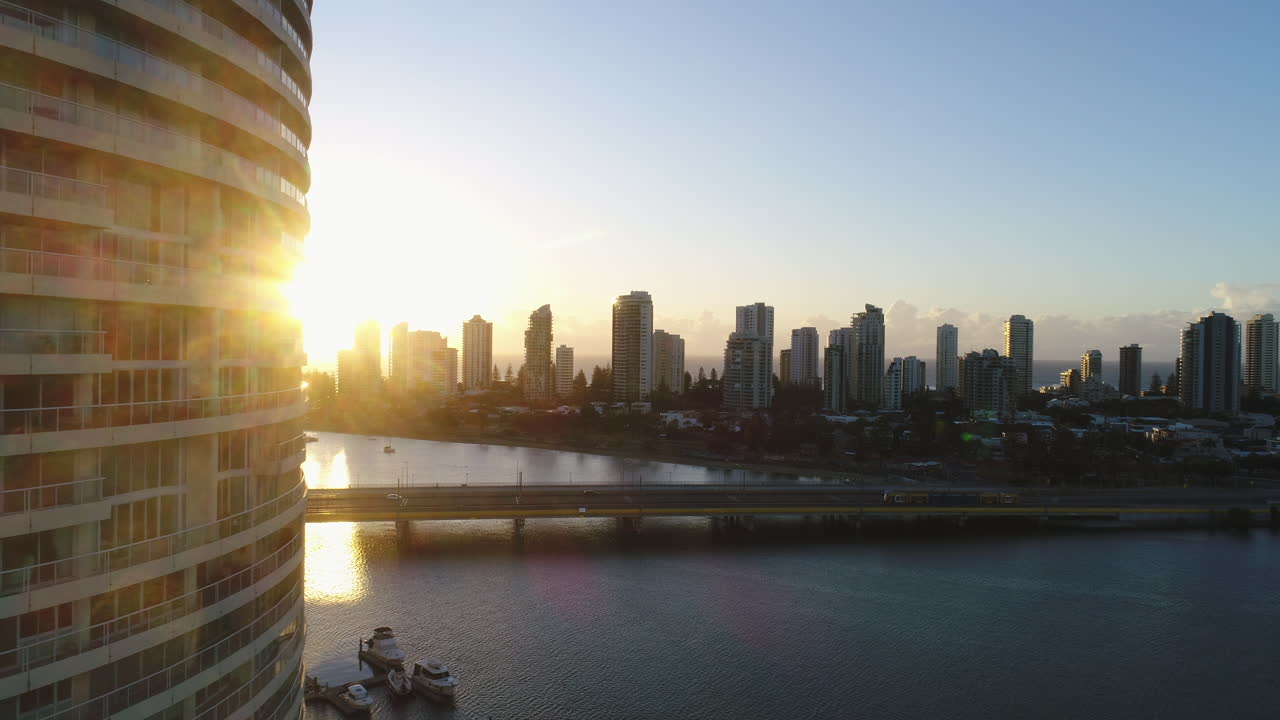 Vista aérea revelando a bela cidade da Gold Coast, Austrália, ao fundo durante o nascer do sol, Southport Gold Coast