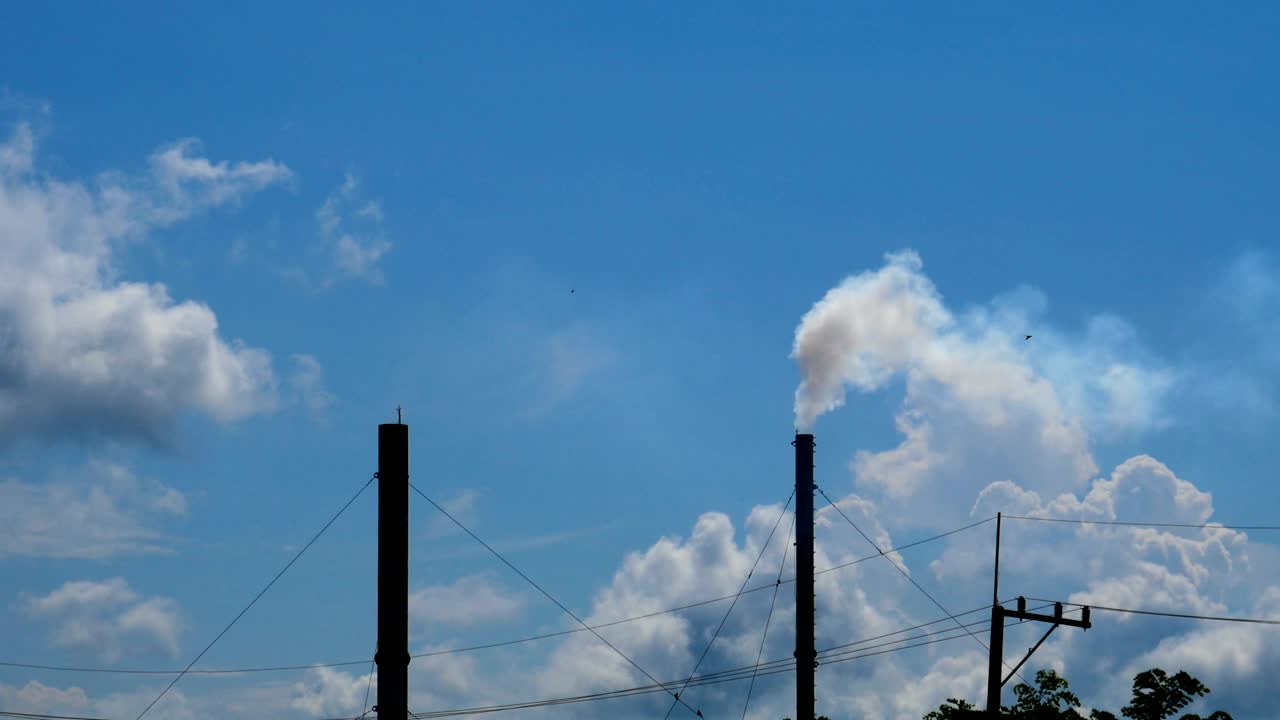 공장의 굴에서 나오는  연기가