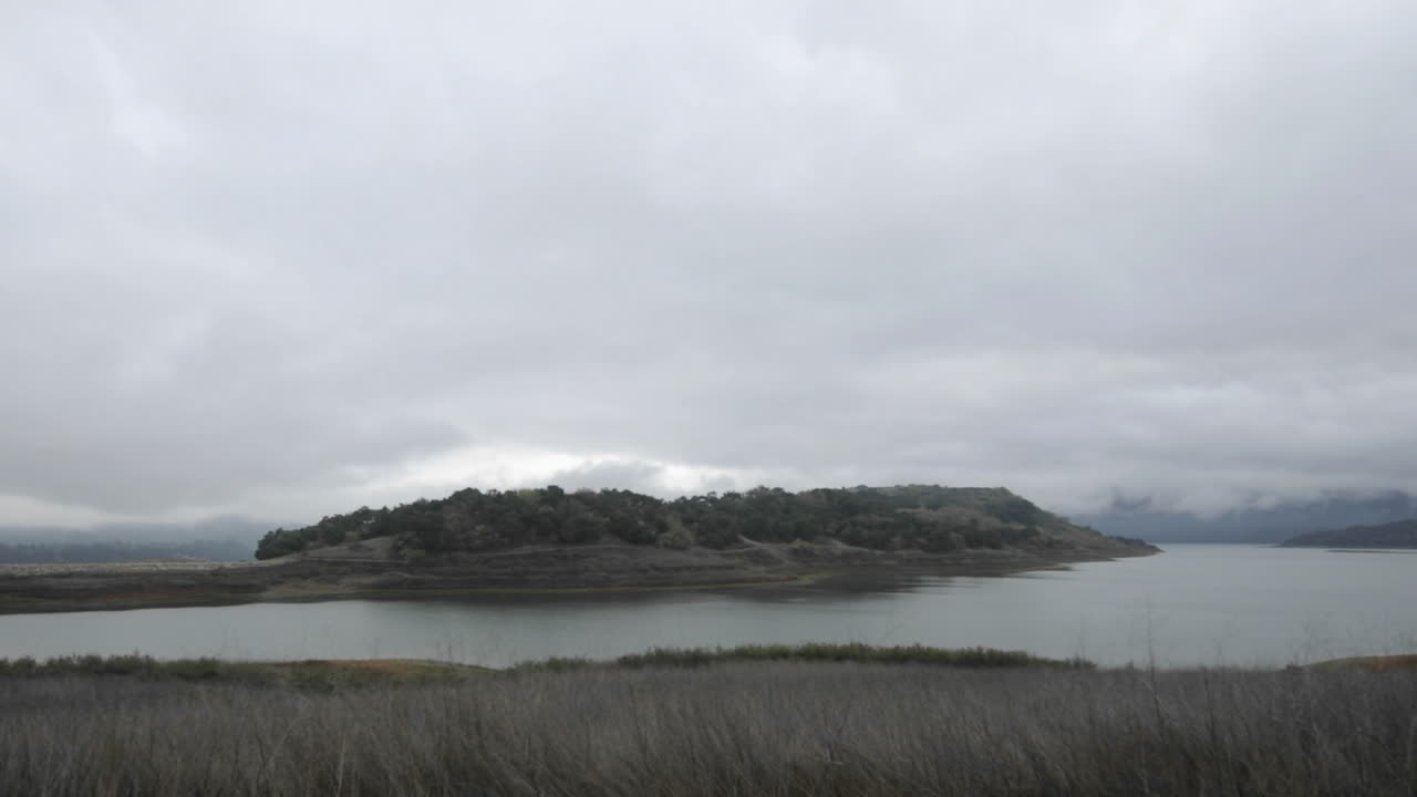 캘리포니아 오크 뷰의 카시타스 호수 위로 폭풍우 구름이 시간 경과