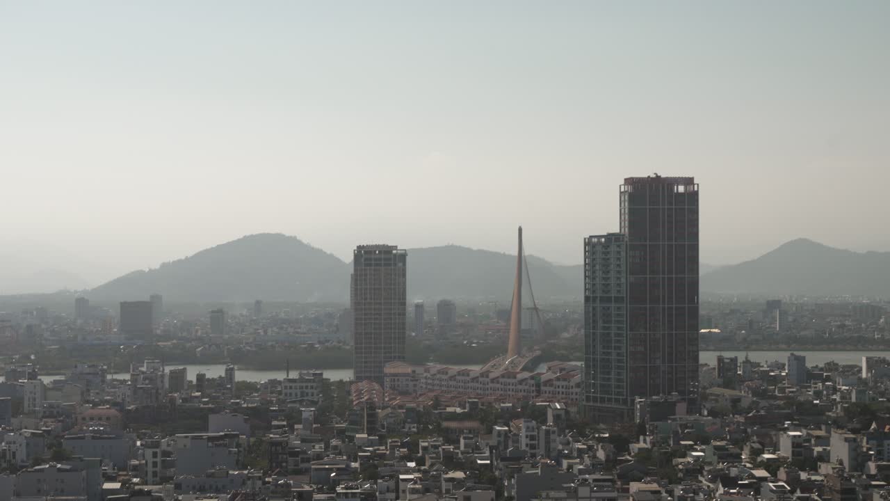 Vista Diurna Elevata Sulla Città di Da Nang Con Fiume e Montagne, Scatto Statico