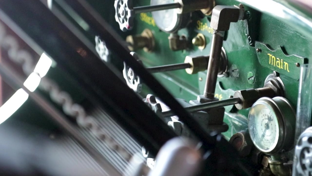 Vidéo en gros plan des mécanismes internes d'une vieille voiture Stanley.