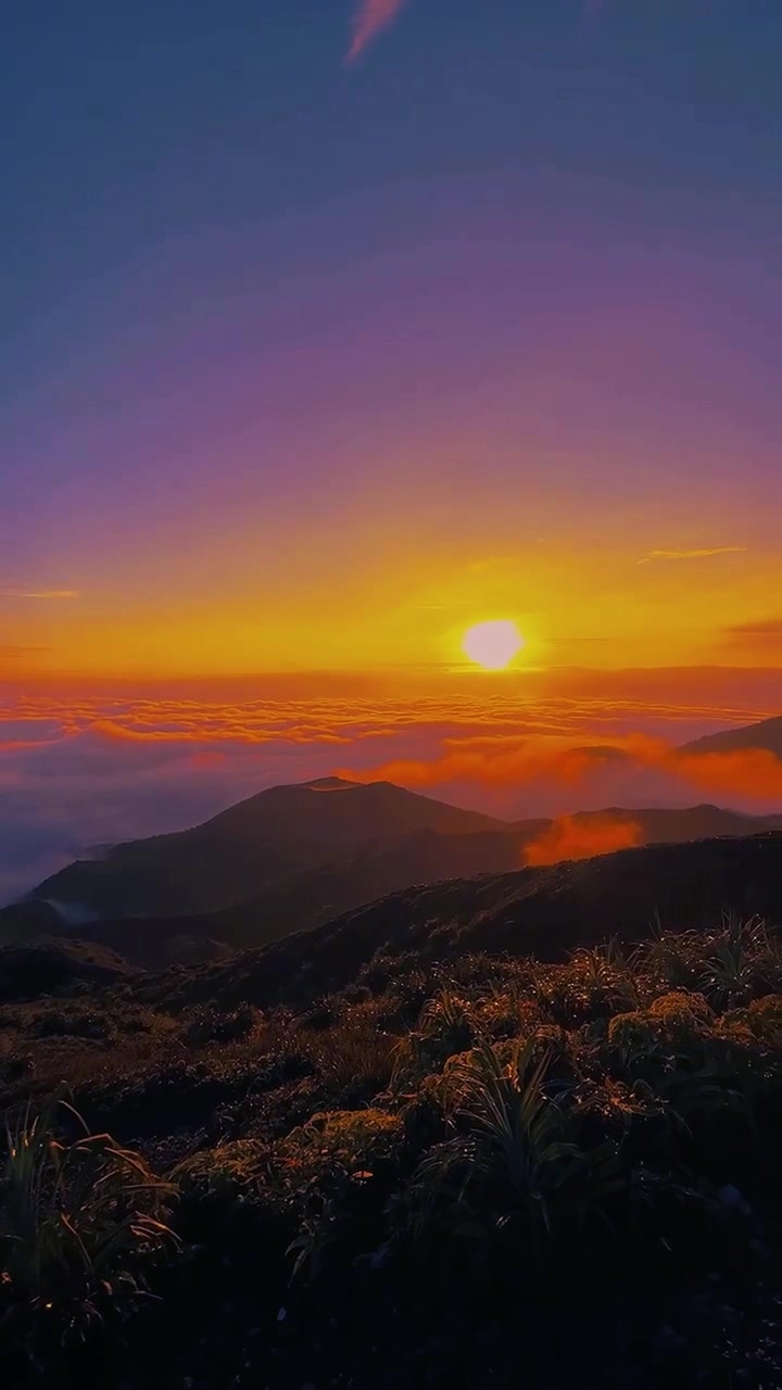 Alba mozzafiato sopra le cime delle montagne sopra le nuvole