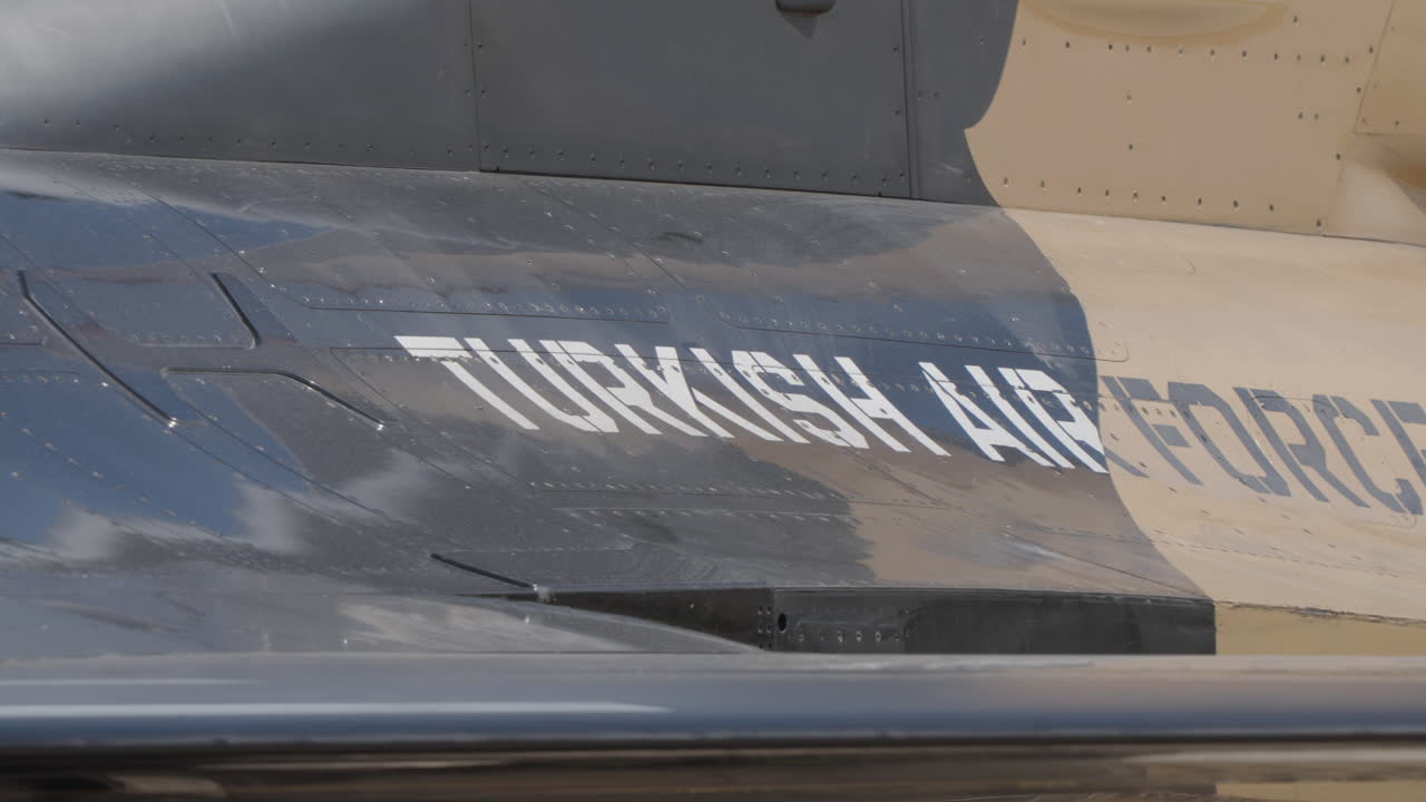 Nærbilde av tekst og emblem fra Tyrkisk flyvåpen på kamuflasjefly