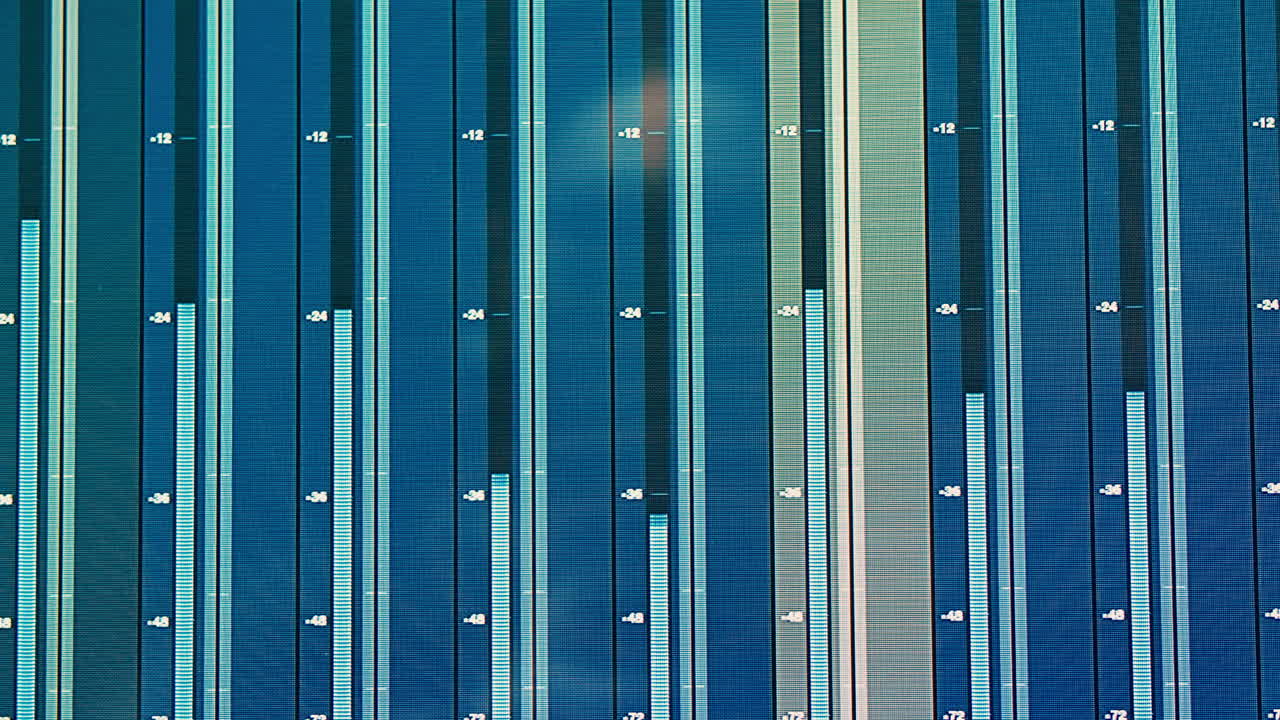 스튜디오에서 음악을 만드는 사운드 엔지니어, 라디오 방송 스튜디오에서 일하는 아시아 인기 dj 또는 녹음 스튜디오, 리허설, 오디오 프로덕션에서 일하는 음악 프로듀서.