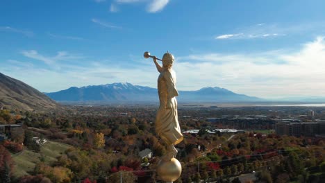provo lds mormon 사원에 트럼펫이 달린 천사 모로니 금상, 매우 상세한 공중 근접 촬영
