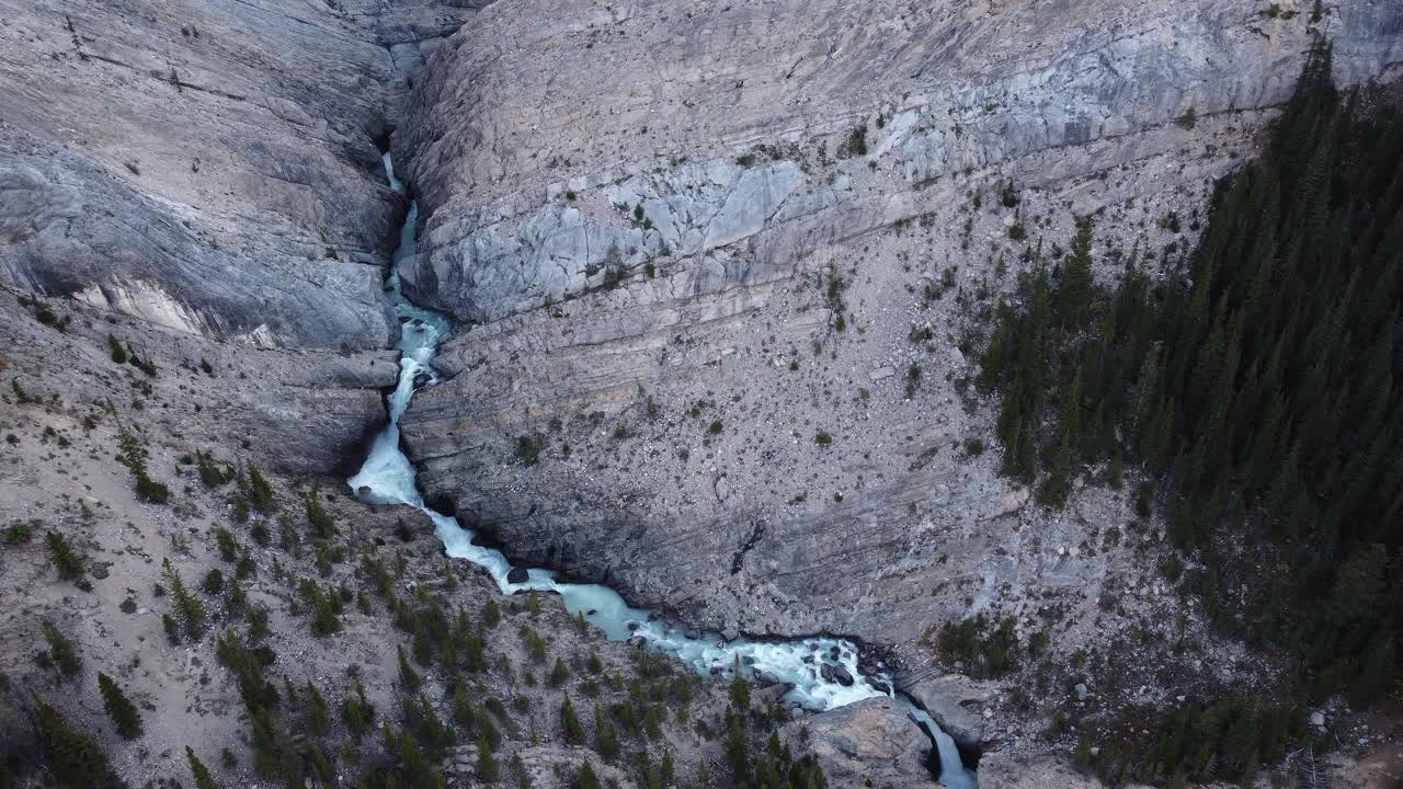 arroyo de cascada en las montañas de arriba