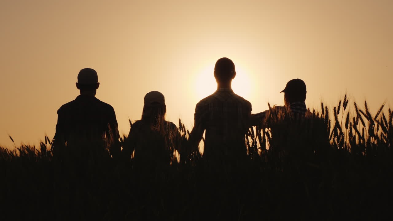 un grupo de jóvenes exitosos se toman de la mano juntos levantan su ventaja equipo exitoso a