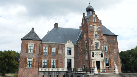 Schloss-Cannenburch,-Niederlande:-Gesamtaufnahme-Des-Hübschen-Schlosses