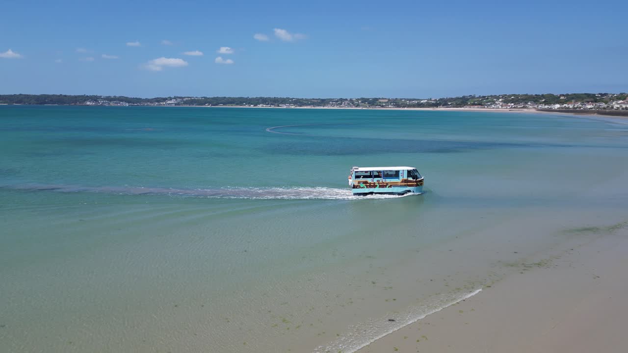 el ferry anfibio de elizabeth castle. la antena aérea de st. helier jersey
