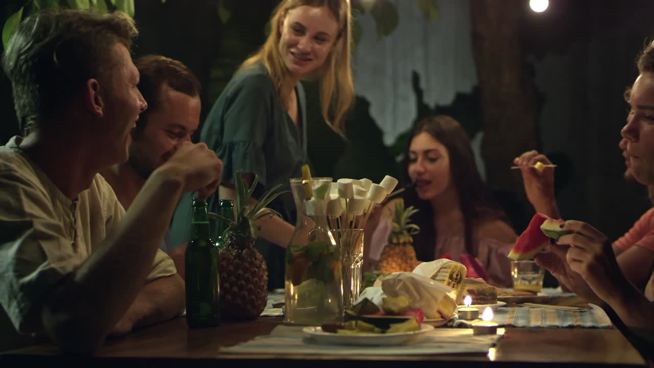 amigos a comer frutas.