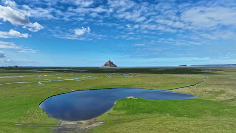 las perspectivas aéreas muestran la posición única de mont saint-michel en una bahía de mareas.