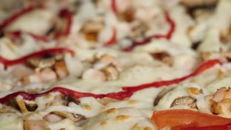 primer plano de una deliciosa pizza con varios ingredientes