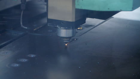 corte por láser de chapa metálica de cerca. tecnologías industriales modernas