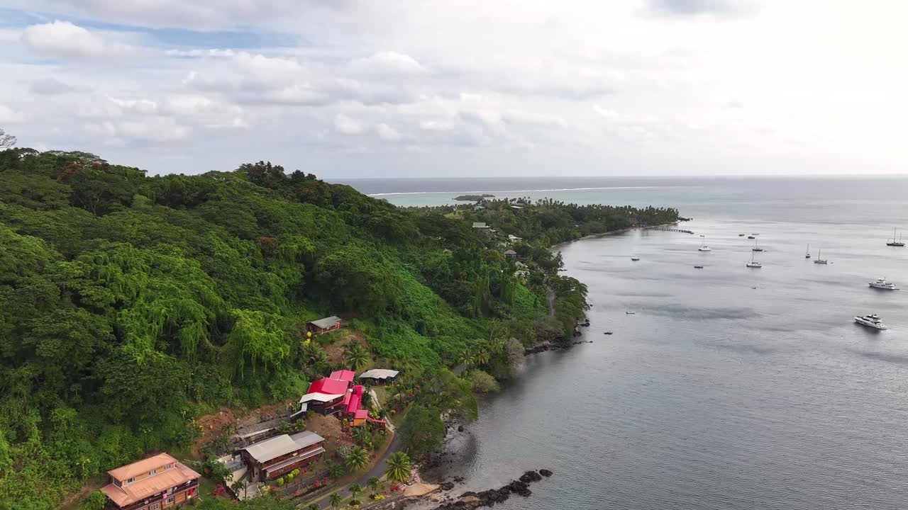 vista aérea de un complejo turístico de una isla tropical
