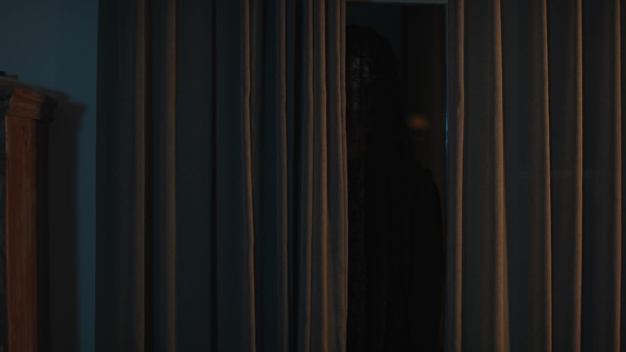 공포 장면 - 어고 불길한 인물이 거실 커튼 뒤에 숨어 서서히 쳐다보고