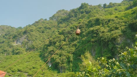 fruta recién recolectada bajando en cestas en una de las múltiples tirolinas al lado de la montaña, vietnam