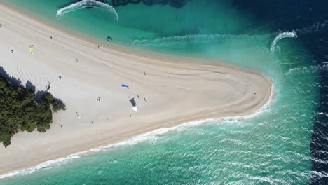 Windsurf-Preparándose-En-La-Playa-Del-Cuerno-De-Oro-En-Croacia