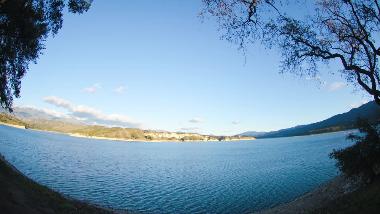 캘리포니아 산타바바라 카운티의 카추마 호수 위로 떠오르는 달의 시간 경과